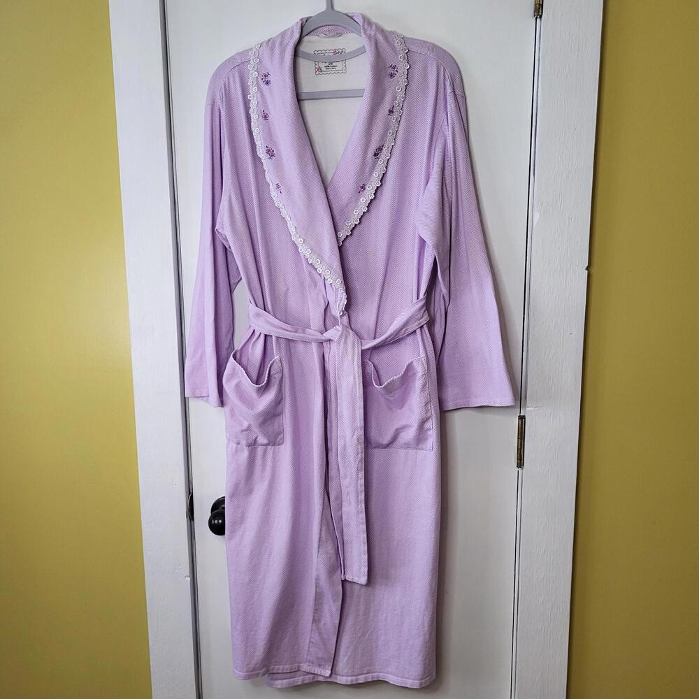 Aria collection women's lilic/white Robe has inside tie with a attached belt S/M
